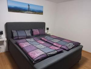 Postel nebo postele na pokoji v ubytování Helgas Apartment No 2