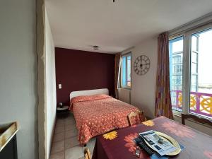 ル・トレポールにあるEts Levillain-Hotel les Caletesの小さなベッドルーム(ベッド2台、窓付)