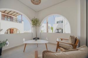 - un salon avec une table et un canapé dans l'établissement Golden Bird's, à Naxos Chora