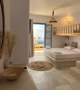 1 dormitorio con 1 cama grande y balcón en BLUE IN NAXOS en Naxos