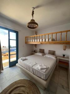 Posteľ alebo postele v izbe v ubytovaní BLUE IN NAXOS