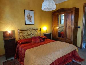1 dormitorio con 1 cama con edredón rojo en La Corte del Barbio, en Aramengo