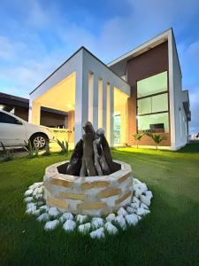 Lar das Cerejeiras في بانانيراس: تمثال في العشب امام البيت