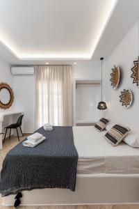 1 dormitorio con 1 cama grande y escritorio en Mare Monte Studios Naxos, en Plaka