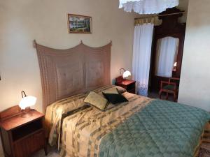 1 dormitorio con 1 cama con edredón verde en La Corte del Barbio, en Aramengo