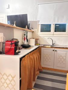 Kuchyň nebo kuchyňský kout v ubytování Nikos' Home