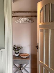 une porte menant à un couloir avec une table avec une tarte dans l'établissement Kleine Perle, à Brodersby