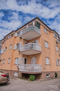 Un edificio con un balcón en el lateral. en ULA LA apartment, en Umag