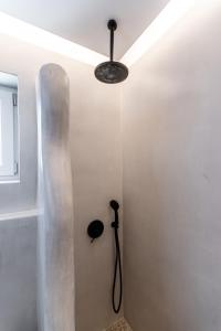um chuveiro numa casa de banho com tecto em Marble Arch Apartments em Naxos Chora