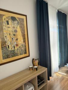 un soggiorno con un dipinto sul muro di Apartments F&T a Mošćenička Draga
