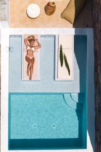 uma mesa com uma foto de uma mulher numa piscina em Aegean Palace em Plaka