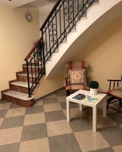 un salon avec un escalier et une table dans l'établissement Casa Ancá Los Abuelos, à Rute