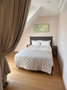 Postel nebo postele na pokoji v ubytování Apartamentai Juodkrantėje Saulės smūgis 2B 65 + 28 fotografií