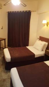 Postel nebo postele na pokoji v ubytování Sandy Hotel