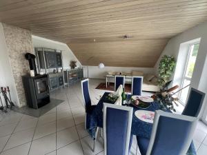 a dining room with a table and chairs and a fireplace at Lichtdurchflutete 130qm Wohnung in Weißenohe