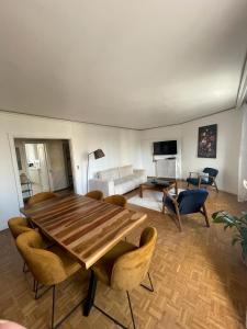 sala de estar con mesa de madera y sillas en magnifique appartement, en París