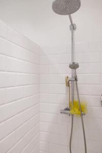 a bathroom with a shower with a yellow sponge at Maison standing avec jardin 10mn de Bordeaux in Talence +33 photos