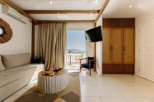 布拉卡的住宿－Aegean Palace，带沙发和电视的客厅