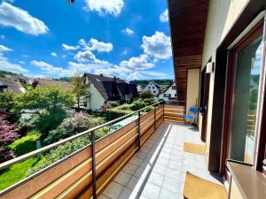 a balcony with a view of a house at Ferienwohnung am Schwarzwald in Althengstett