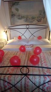 un lit avec des ballons rouges en haut dans l'établissement Cottage Il Poderino, à Londa