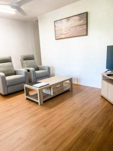 Beachside Units in the heart of Bargara的电视和/或娱乐中心
