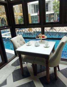 einen Tisch und Stühle mit einem Obstteller darauf in der Unterkunft Espana Condo Resort Pattaya in Jomtien Beach