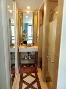 ein Badezimmer mit Waschbecken und Spiegel in der Unterkunft Espana Condo Resort Pattaya in Jomtien Beach