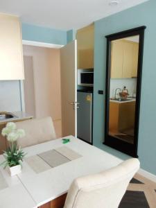 ein Esszimmer mit Tisch und eine Küche in der Unterkunft Espana Condo Resort Pattaya in Jomtien Beach