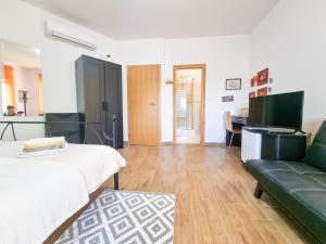 sala de estar con cama y sofá en Apartments & Room Danijel, en Pinezici