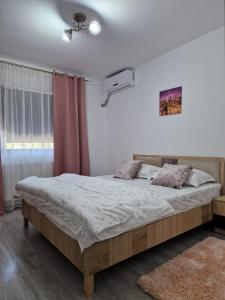 a bedroom with a large bed in a room at Villa Niko in Mamaia Nord