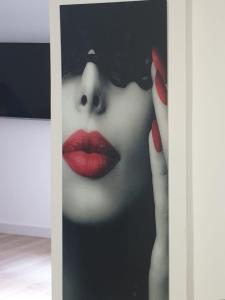 una foto de una mujer con lápiz labial rojo en Apartamento Pepi Adults Only en Santa Pola