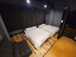Postel nebo postele na pokoji v ubytování P-Stay 広島八丁堀 201号室