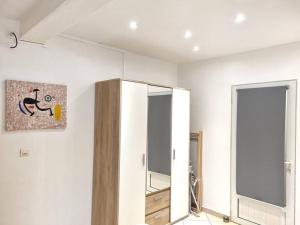 Cette chambre blanche dispose d'un miroir et d'un placard. dans l'établissement Bienvenue à la Zolie Kaz !, à Saint-Pierre
