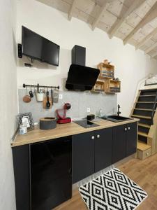 Kuchyň nebo kuchyňský kout v ubytování Babushka apartments Studio-loft near the sea