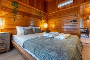 una camera da letto con un letto e asciugamani di Naturelife Bungalows & SPA a Çıralı