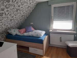 ハーゼリュンネにあるAngelikas Ferienparadies Angelika OGの小さなベッドルーム(枕付きのベッド、窓付)