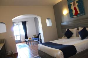 Protels Beach Club & SPA في مرسى علم: غرفة نوم بسرير في غرفة الفندق