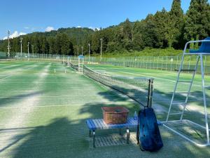 ロッヂノエル内部或周边的网球和/或壁球设施