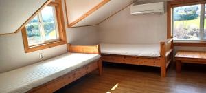 Postel nebo postele na pokoji v ubytování Tree House Guesthouse