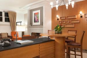 a living room with a table and chairs at Executive Hotel Vintage Court in San Francisco