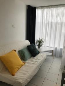 Trévou-TréguignecにあるRez de jardin 5 pers avec piscine, vue directe sur la plage à 40 mのリビングルーム(ソファ、枕3つ付) +31枚の写真