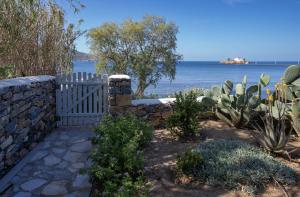 einen Garten mit einem Steinzaun und einer Steinmauer in der Unterkunft Villa Agios Isidoros in Gourna