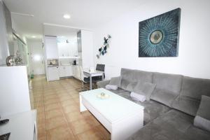 sala de estar con sofá y mesa en Fantastic apartment near the beach en Playa del Inglés