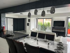 Kuchyňa alebo kuchynka v ubytovaní Magnifique Villa avec piscine Beaujolais
