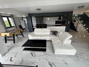 Posedenie v ubytovaní Magnifique Villa avec piscine Beaujolais