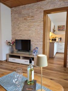 Televízia a/alebo spoločenská miestnosť v ubytovaní Ferienwohnung Zuppinger