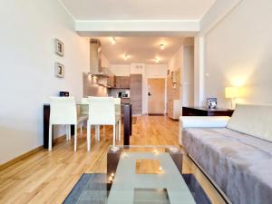 salon z kanapą i stołem w obiekcie Casa Marina Spa by Baltic Home w Świnoujściu