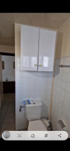 サン・クリストバル・デ・ラ・ラグーナにあるCentro La Laguna Trinidadのバスルーム(トイレ、白いキャビネット付)