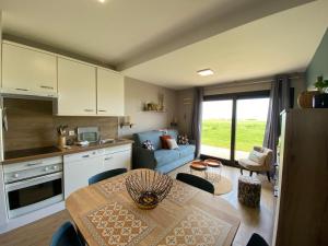 Cuisine ou kitchenette dans l'établissement Brise de mer sur la naturelle, Studio à Wimereux , parking