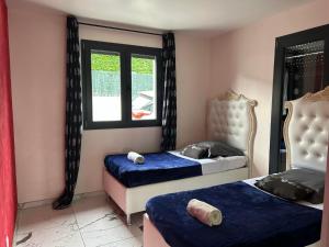 Posteľ alebo postele v izbe v ubytovaní Magnifique Villa avec piscine Beaujolais